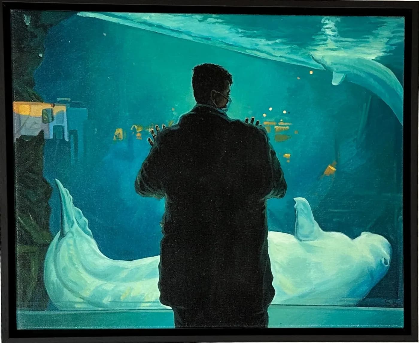 Silueta de un hombre ante el cristal de un acuario; una beluga pálida descansa al fondo del tanque.