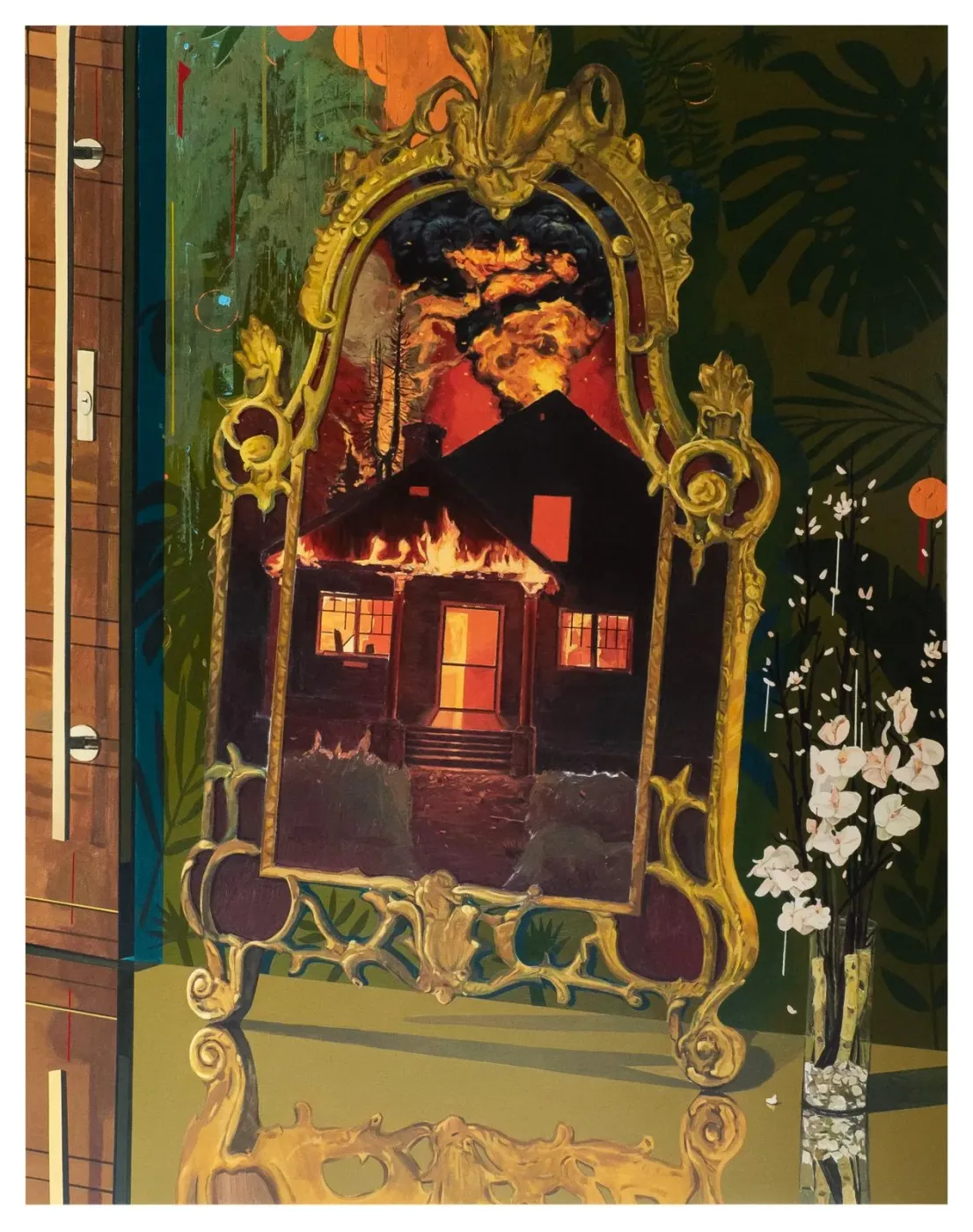 Un espejo dorado y recargado que refleja una casa en llamas de noche, junto a un jarrón de flores blancas.