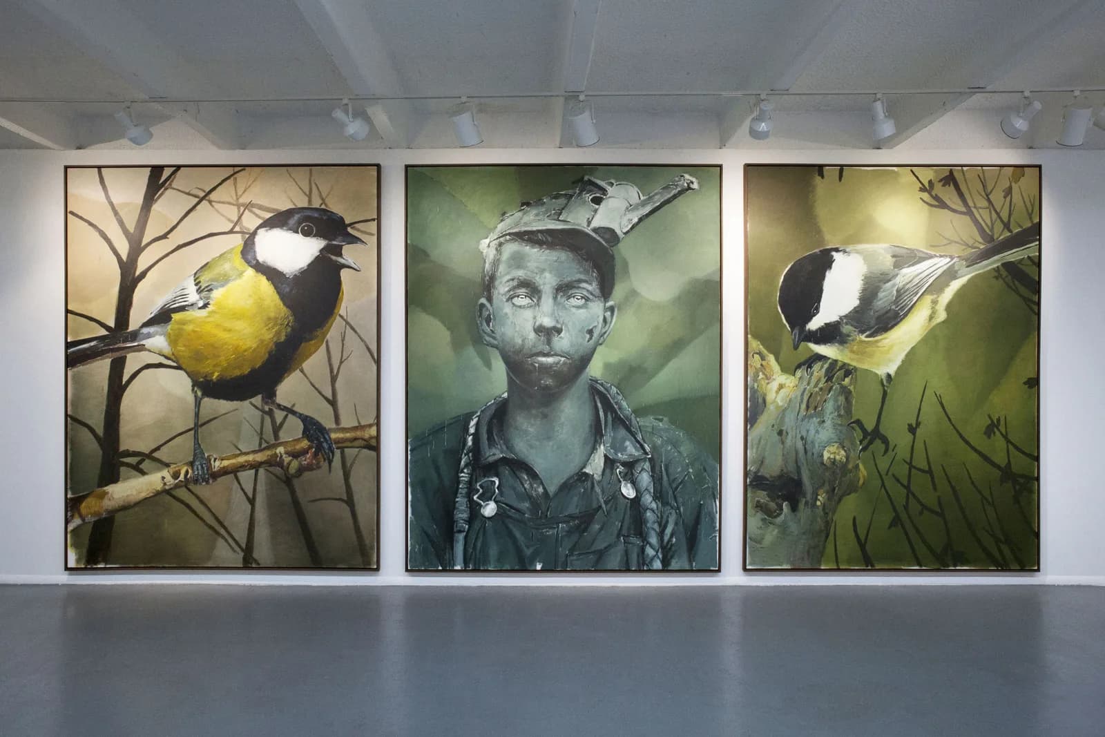 Tríptico de gran formato visto de frente: un pájaro amarillo y negro, el retrato de un niño con gorra y otro pájaro entre ramas.