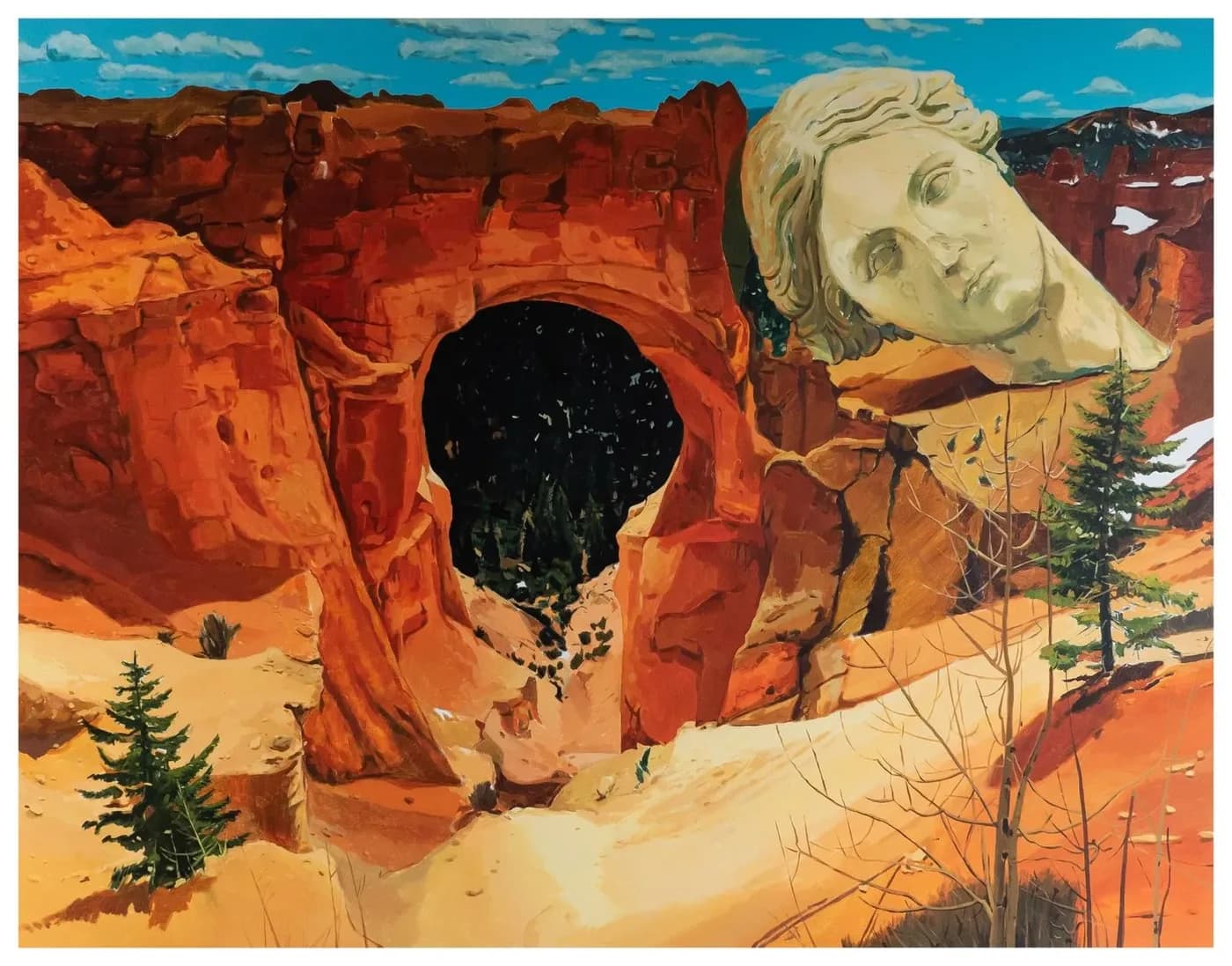 Un rostro monumental tallado en un cañón rojo junto a una abertura oscura.