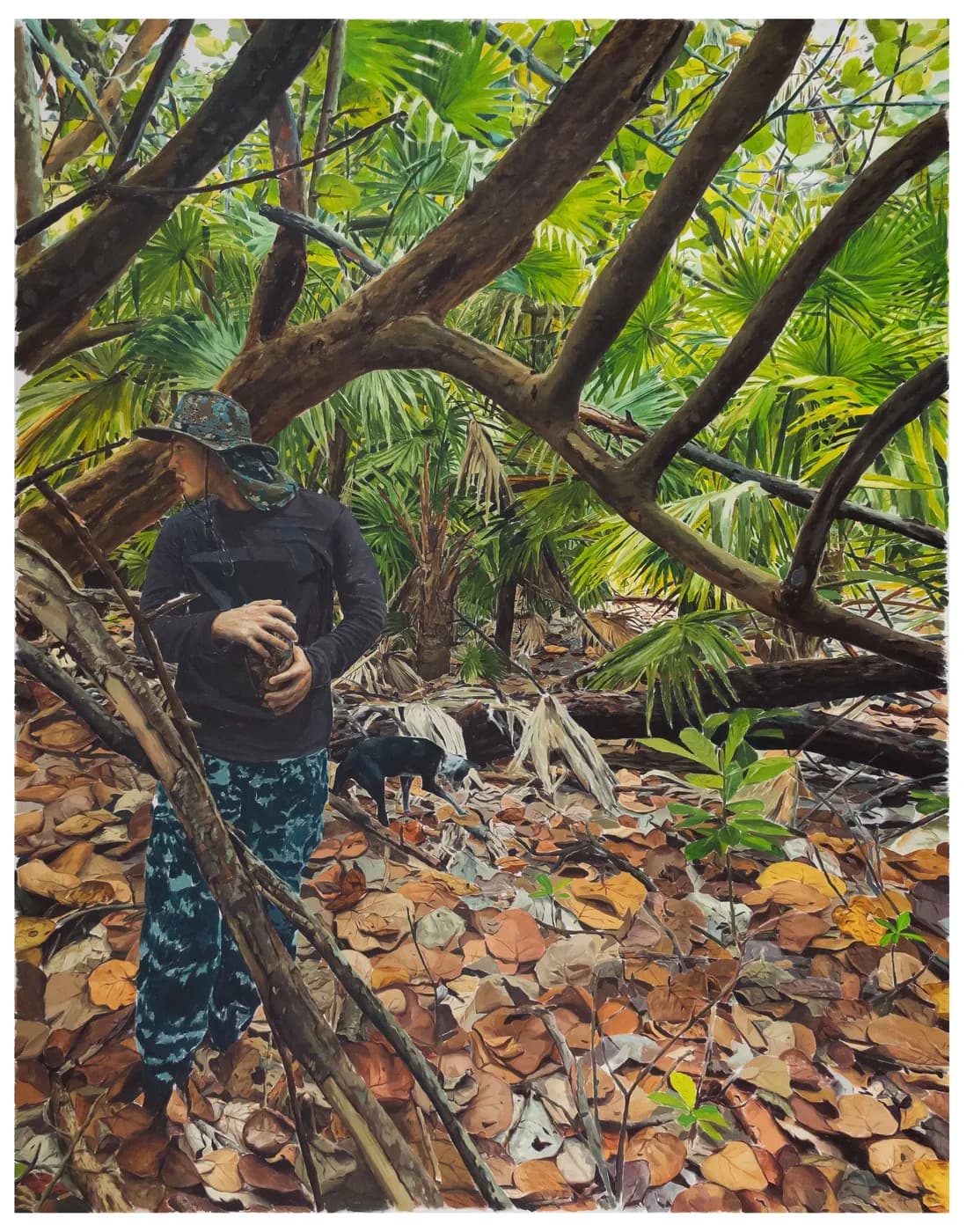Una figura agachada entre la hojarasca de un bosque, junto a un perro.